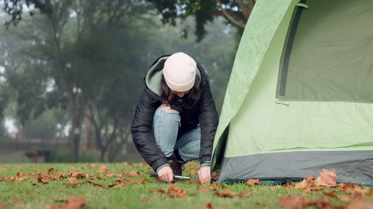 캠핑, 자연 및 텐트 설정과 함께 여성