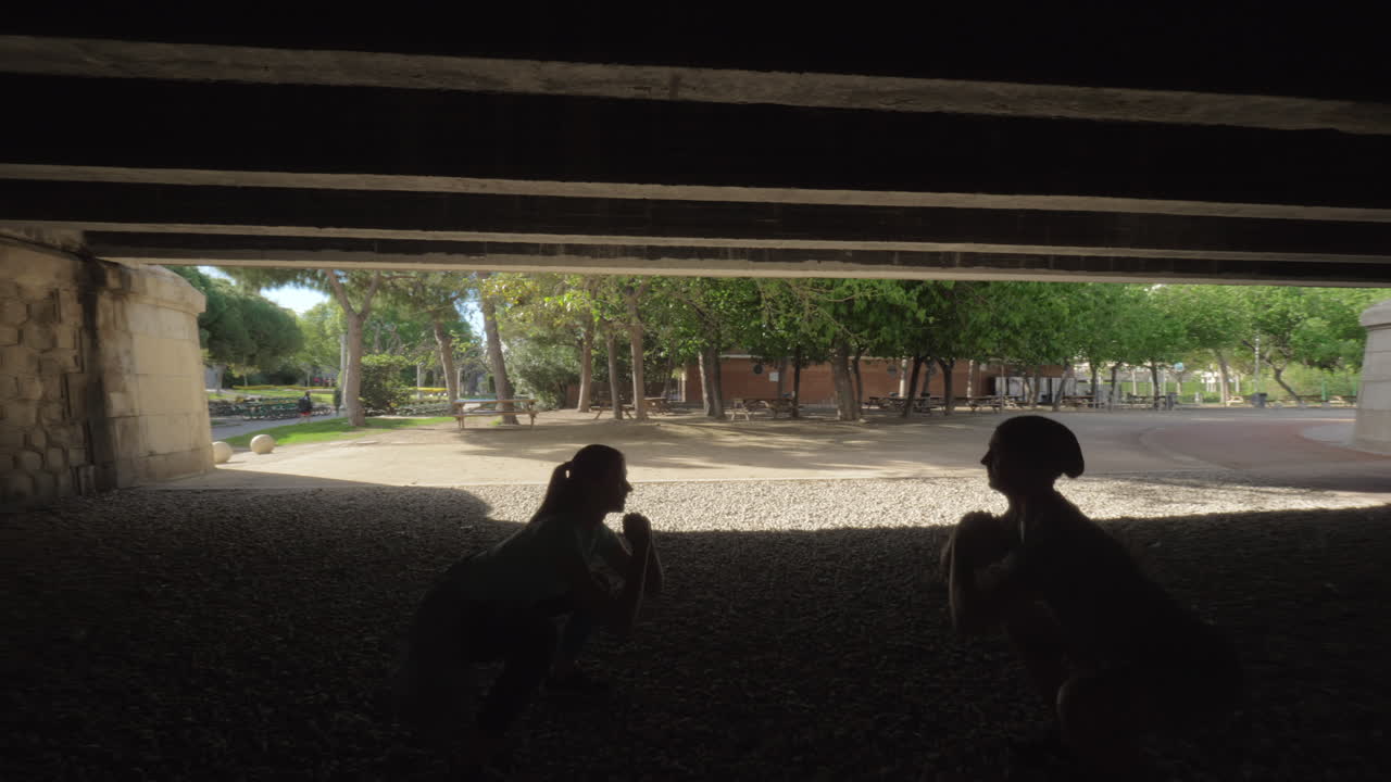 공원에서 앉아서 는 것