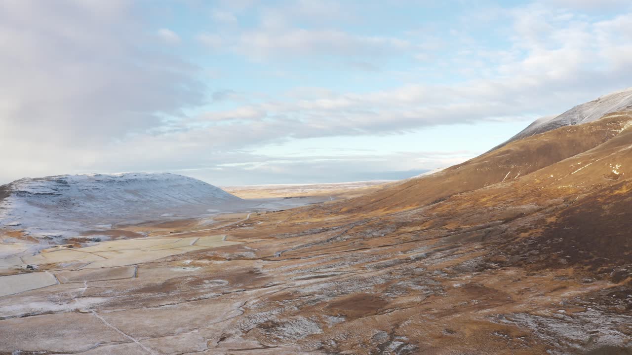 vista aérea de las montañas cubiertas de nieve en isafjordur en islandia al atardecer