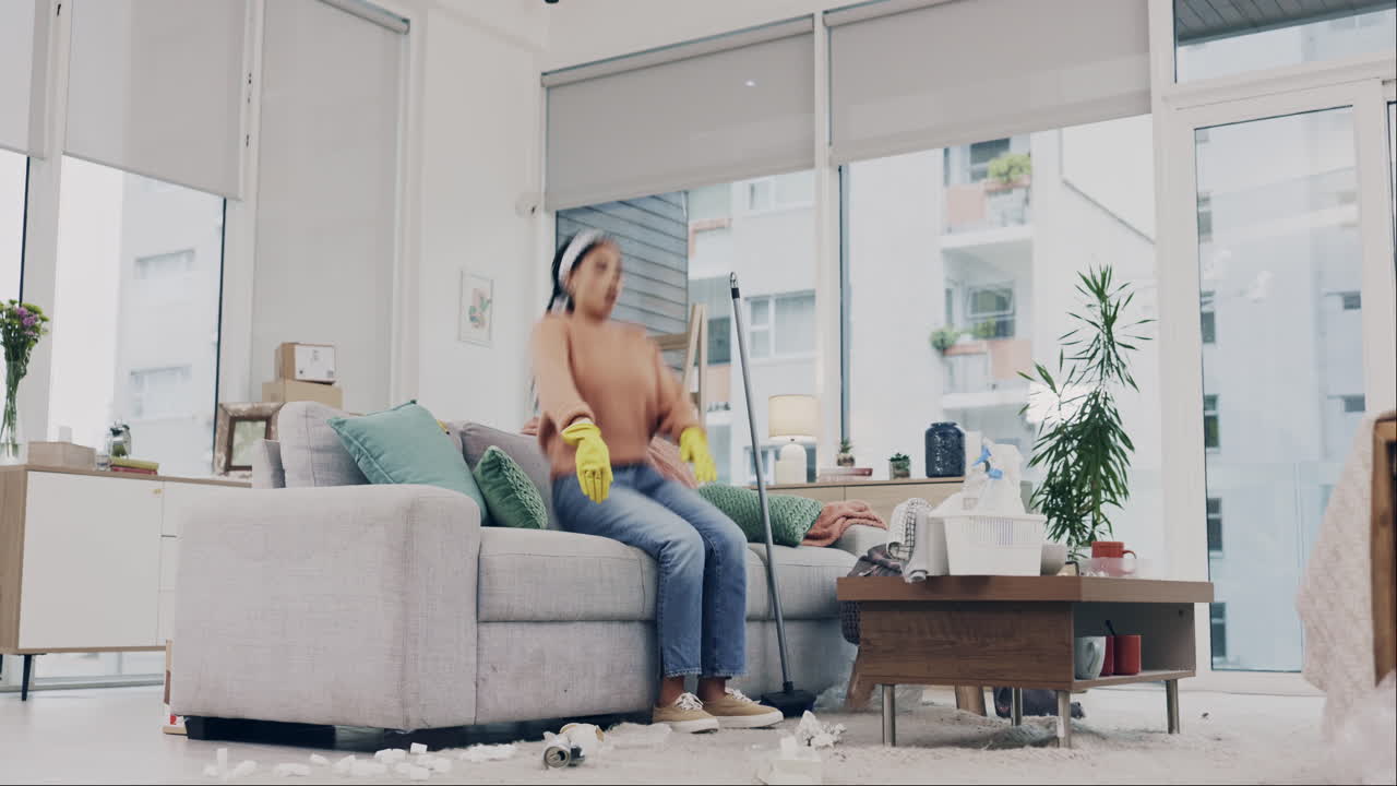 소파에 있는 여자와 함께 청소, 쓰레기 처리, 휴식을 취합니다.