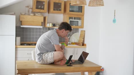 hombre trabajando desde casa en la cocina