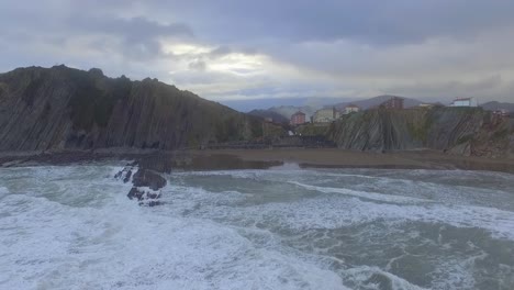 Seitlich-über-Das-Meer-Fliegen,-Um-Den-Zumaia-Flysch-Zu-Sehen