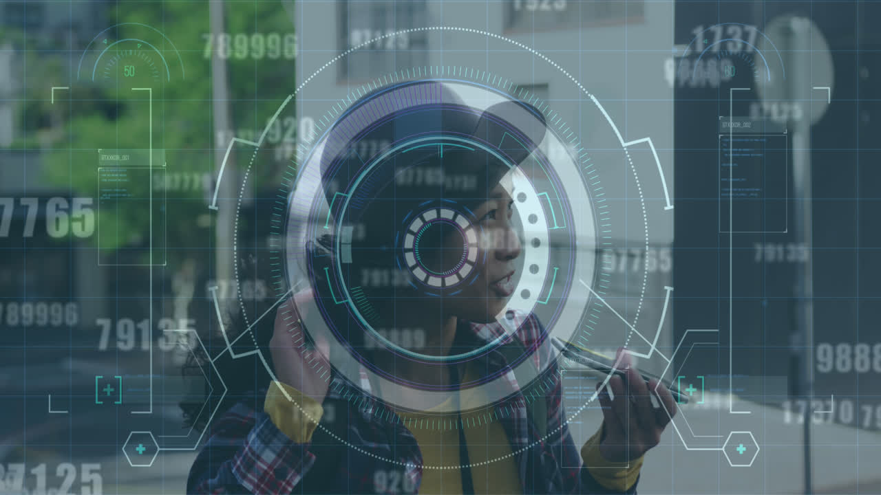 анимация круглого сканера и смены номеров над азиатской женщиной, разговаривающей на смартфоне на улице