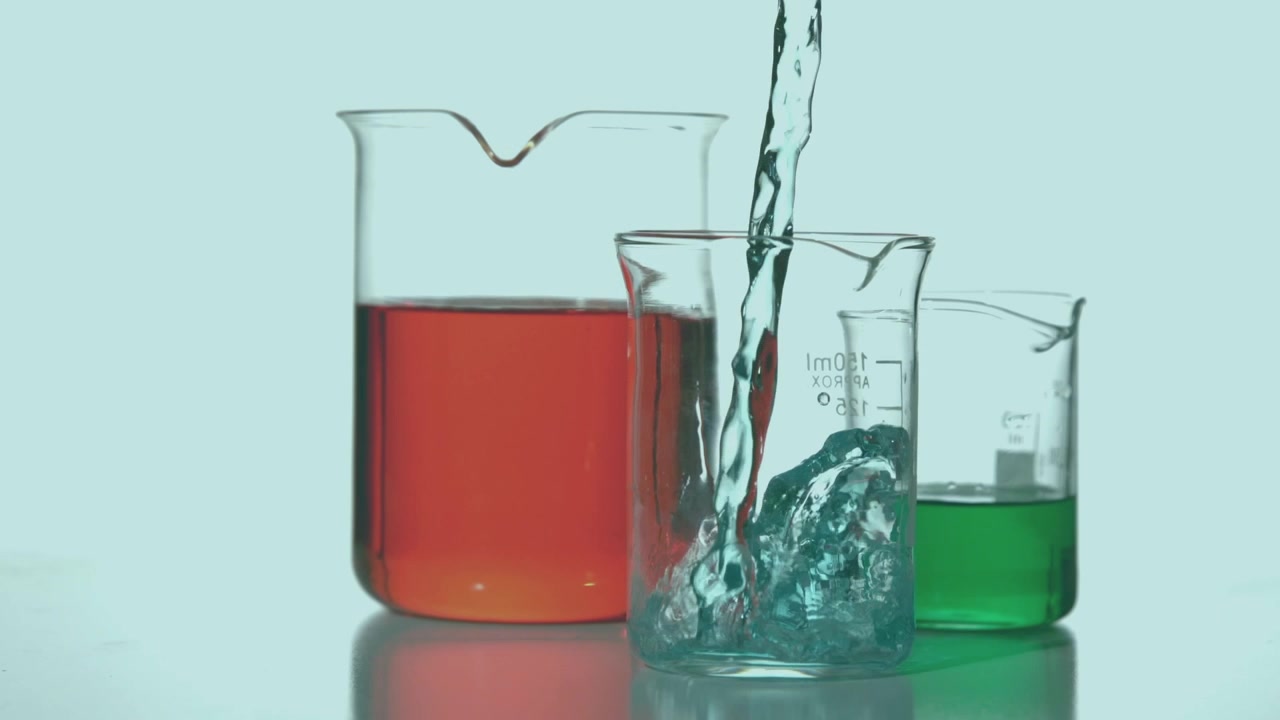 Liquido trasparente versato in un becher da laboratorio