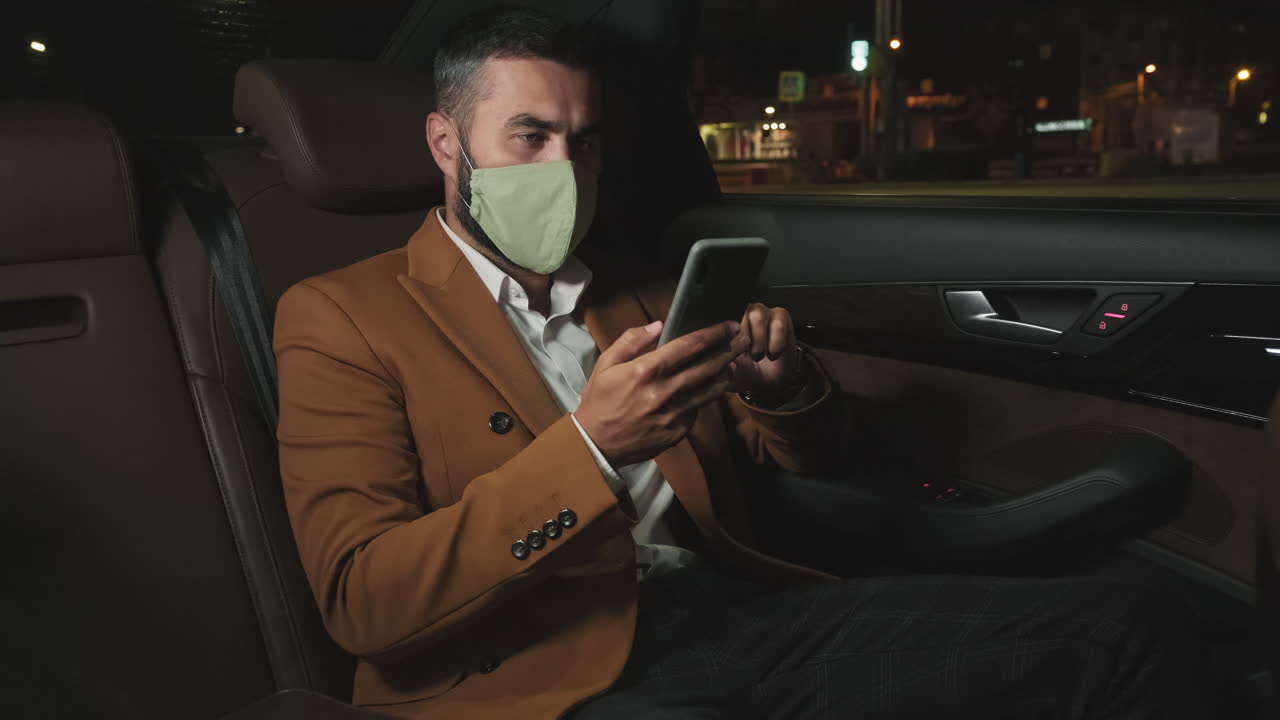 hombre de negocios con máscara en el asiento trasero