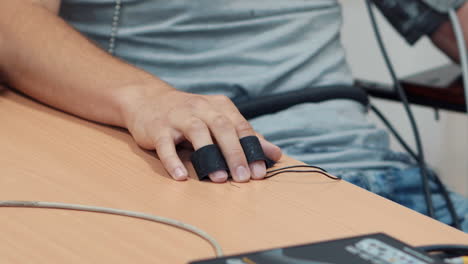 Male-hands-with-polygraph-sensors