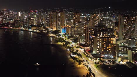 30-Fps-Noche-Aérea-Waikiki-Skyline-Honolulu-Hawaii-Mostrando-Tráfico-Océano-Y-Palmeras-Y-Toda-La-Isla-Con-Muchas-Luces-De-La-Ciudad