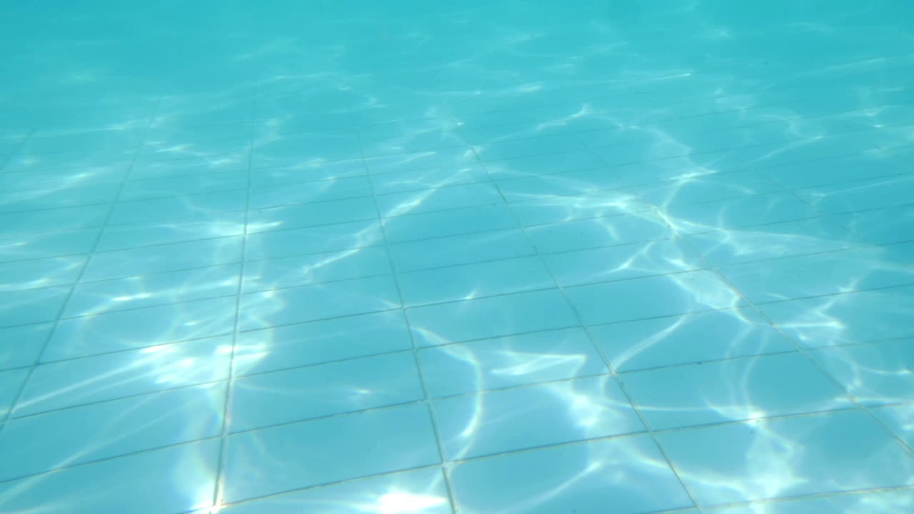 poolboden mit wellenförmigem glänzendem wasser