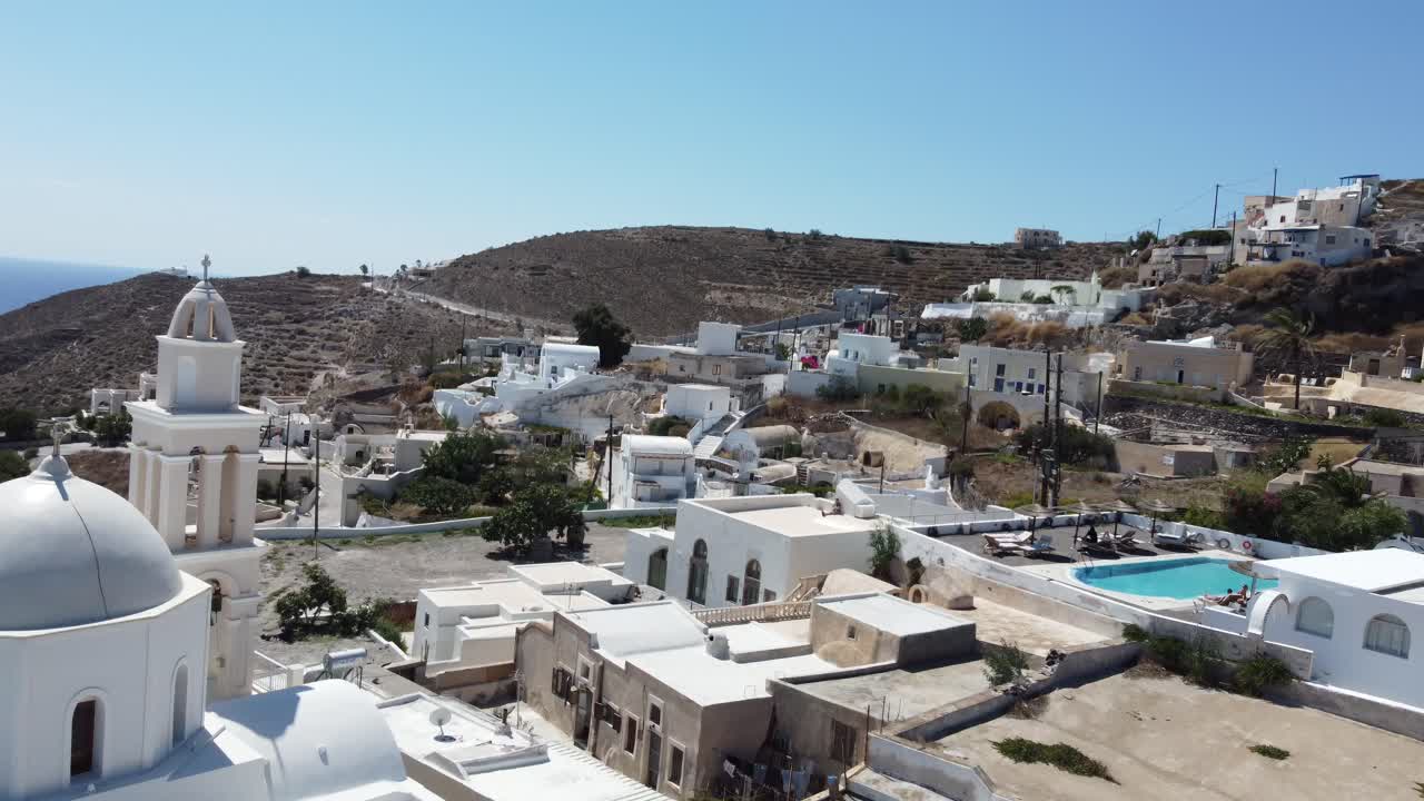 casas y hoteles en el acantilado de la aldea de oia en santorini, grecia, vista aérea cinematográfica