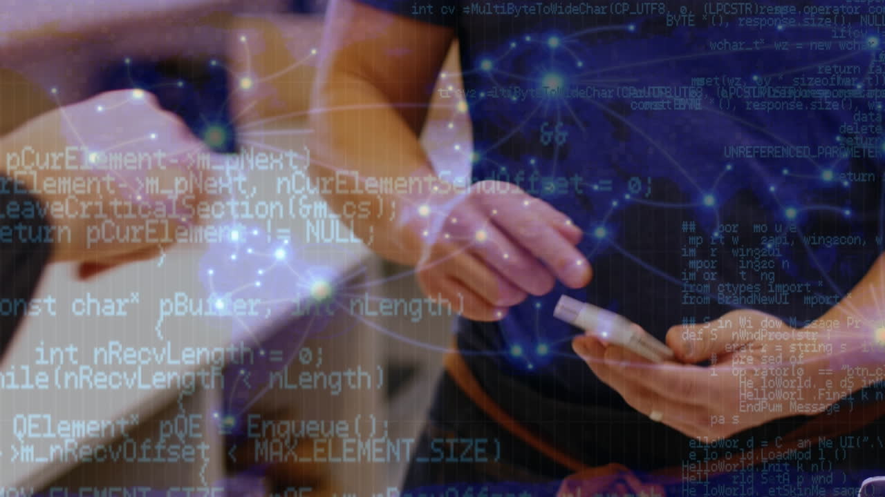 animación de procesamiento de datos sobre las manos de un hombre caucásico usando tarjeta bancaria y terminal