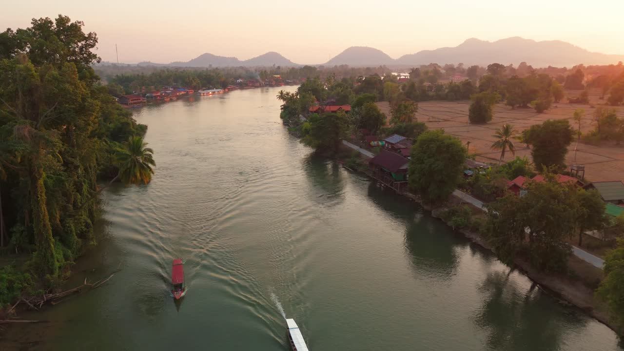Laos, Quattromila Isole, veduta aerea di una barca lenta tradizionale che naviga sul fiume Mekong