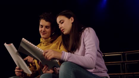 adolescentes ensayando en un teatro