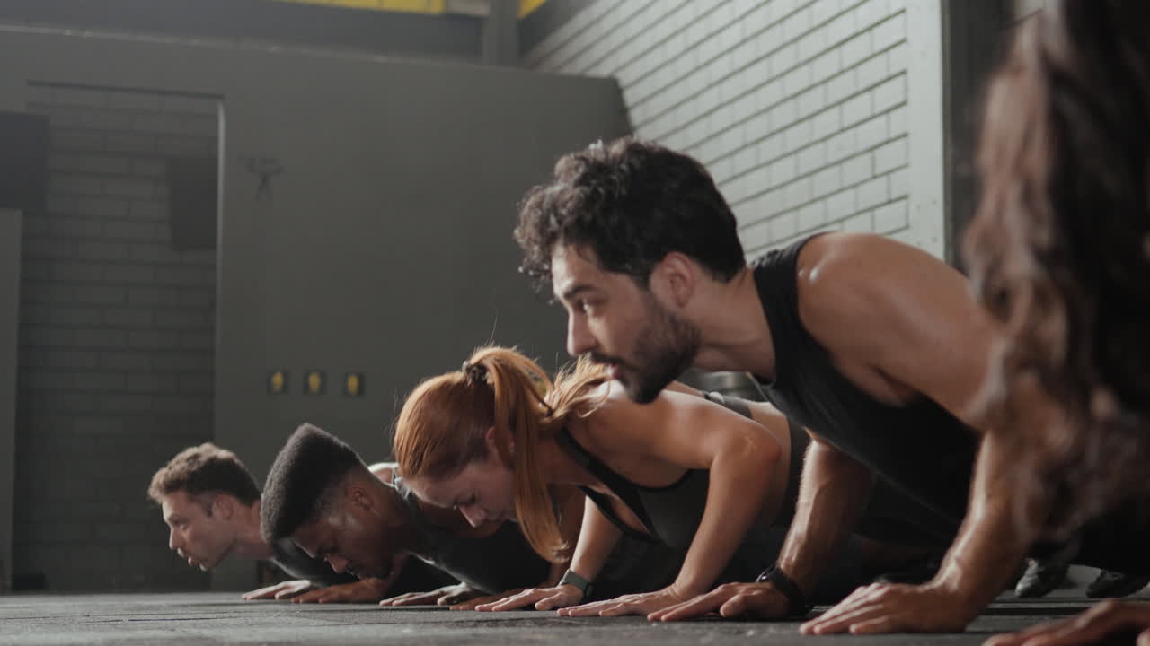 체육관에서 그룹 푸시업