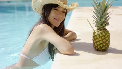 Pretty-trendy-young-woman-in-a-summer-pool