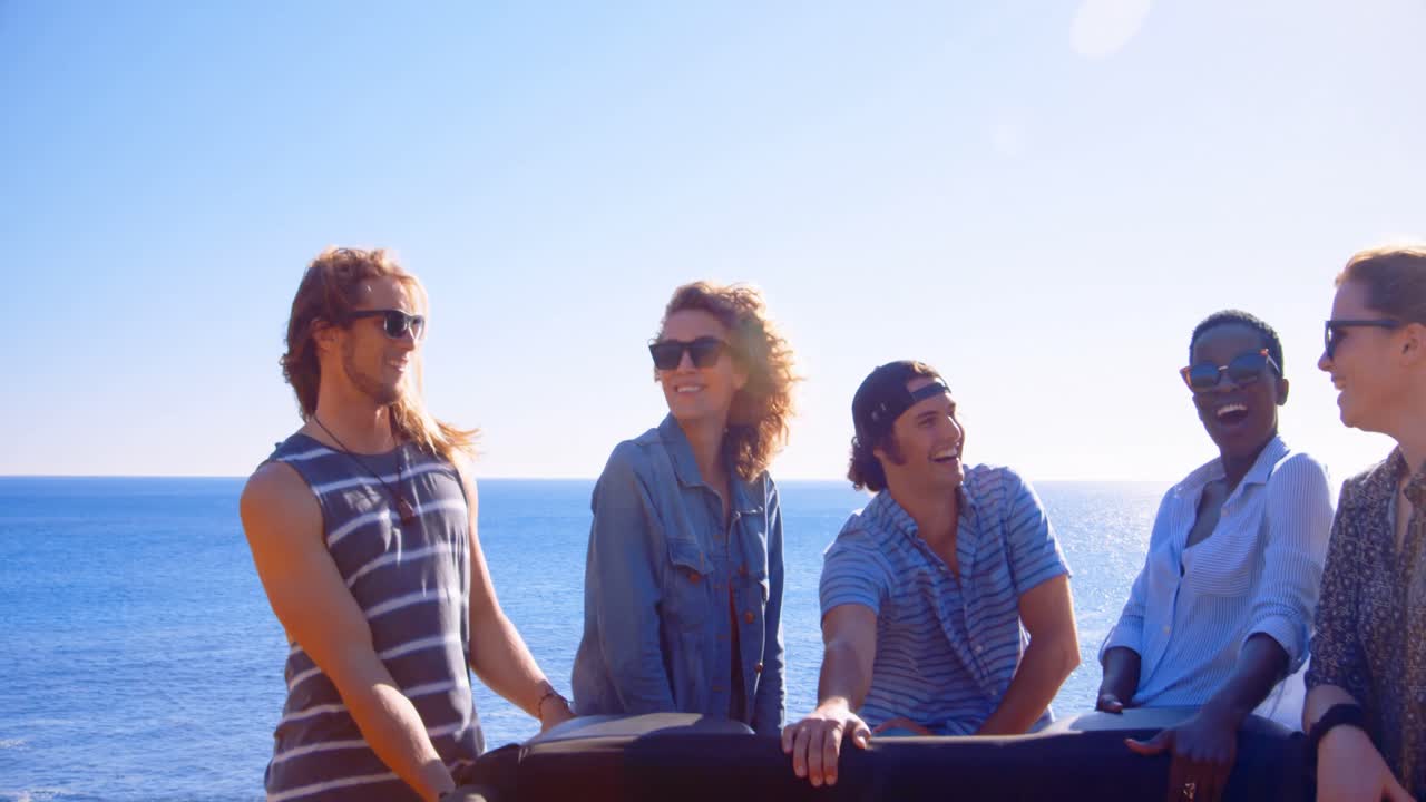 Gruppo di amici che si diverte in auto 4k
