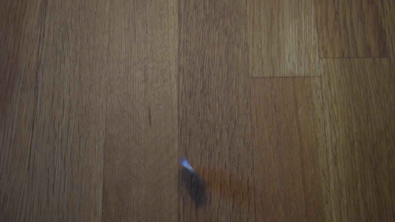 moneda giratoria sobre una mesa de madera-2