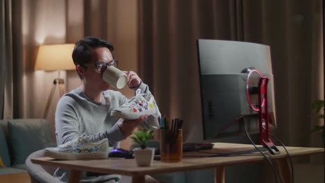 persona que trabaja en zapatos personalizados en casa por la noche