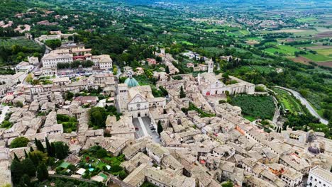 Vista-Aérea-De-La-Ciudad-De-Asís-Y-La-Catedral-Durante-El-Día-En-Umbría,-Italia