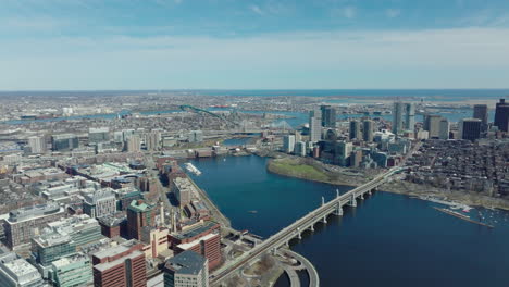 Vorwärtsfliege-über-Ufergegend.-Lange-Brücke-über-Den-Breiten-Charles-River-Am-Wasserdamm-In-Der-Stadt.-Stadtteile-An-Ufern.-Boston,-USA