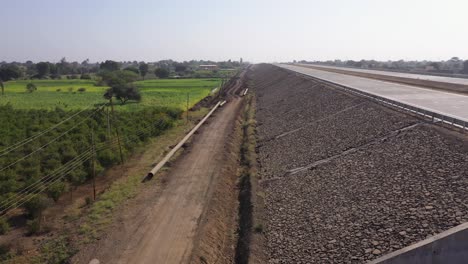 Wasserleitungen,-Die-Am-Installationsort-Der-Pipeline-Entlang-Der-Autobahn-Vorbereitet-Wurden