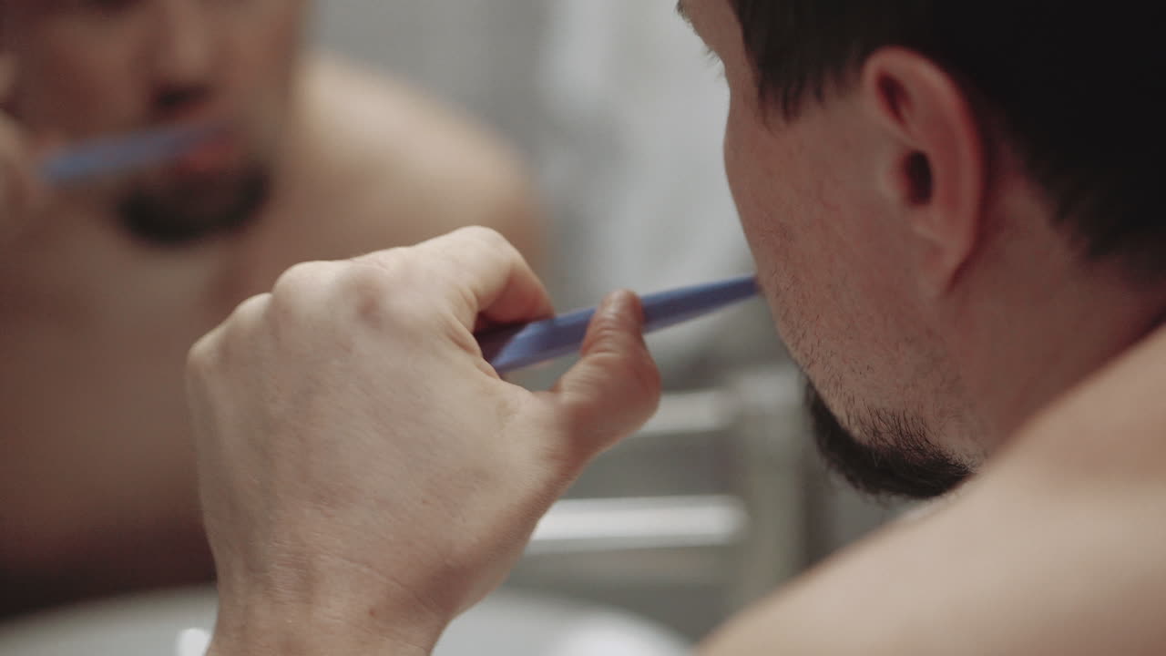 hombre cepillándose los dientes