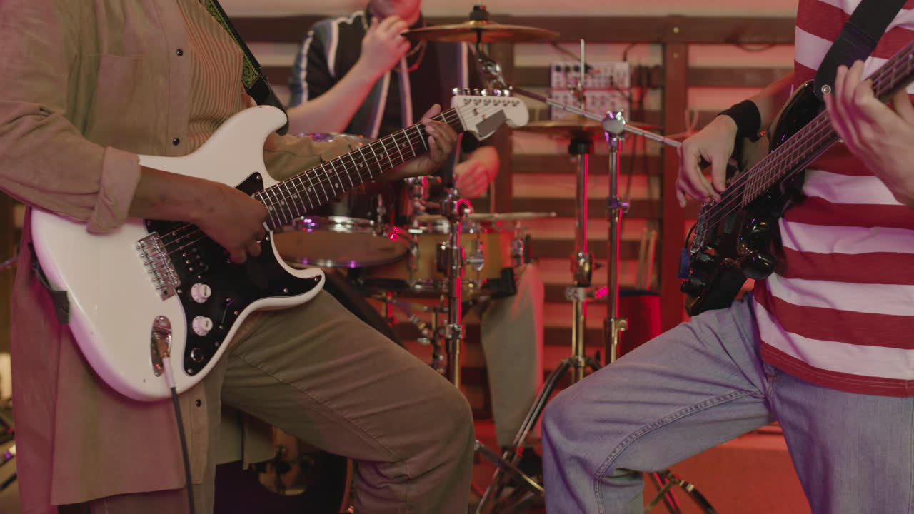 녹음실에서 리허설을 하는 다민족 음악 밴드