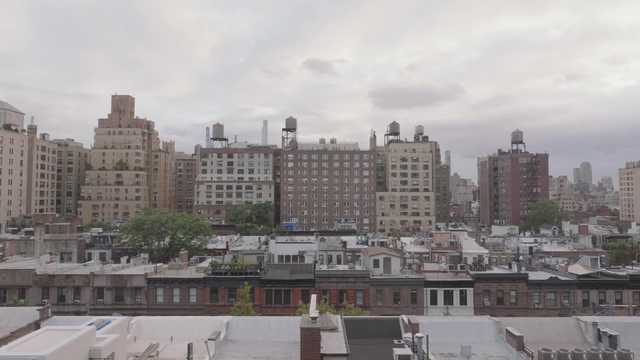 Luftfoto af lejlighedsbygninger på Manhattans Upper West Side. Optaget på en overskyet efterårsdag