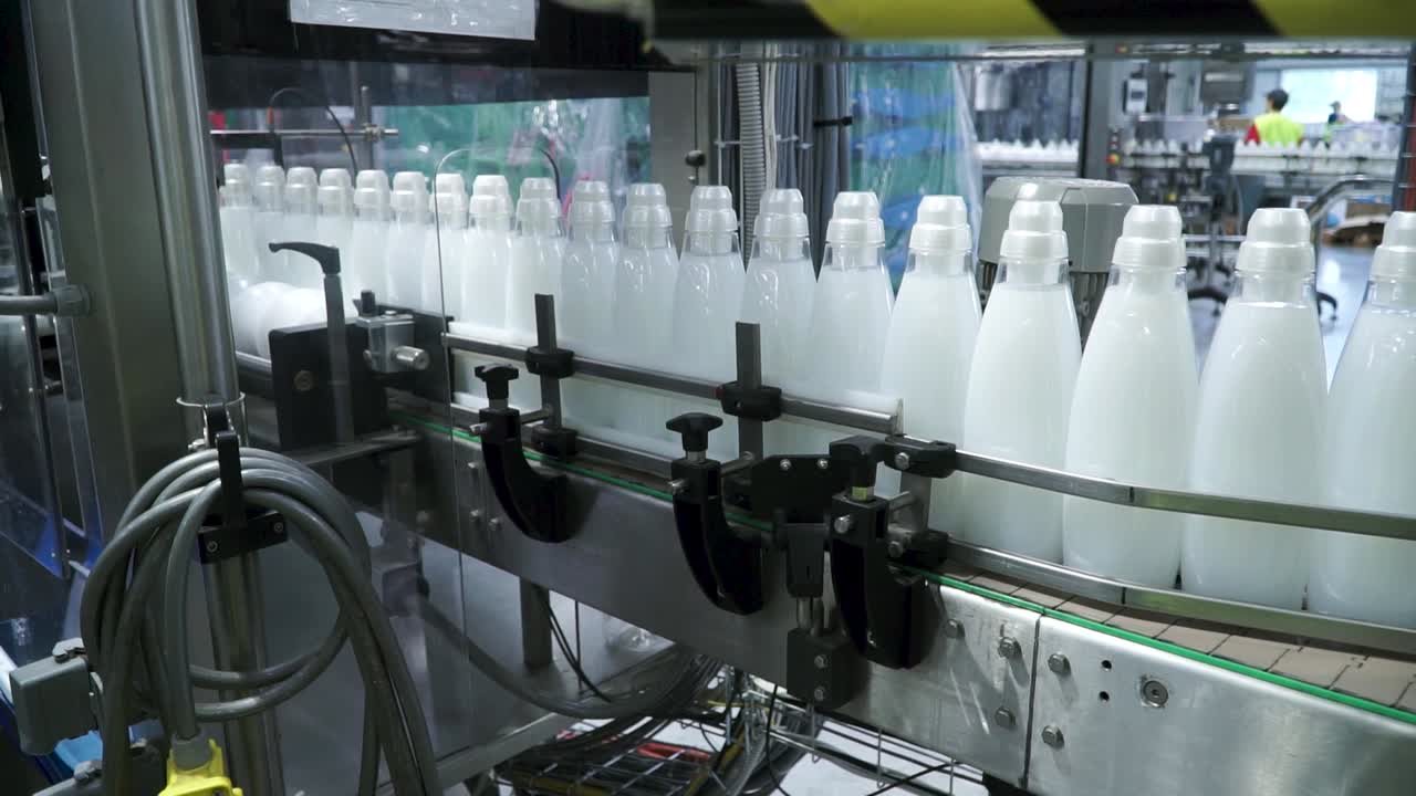 línea automatizada de rellenado y envasado de botellas