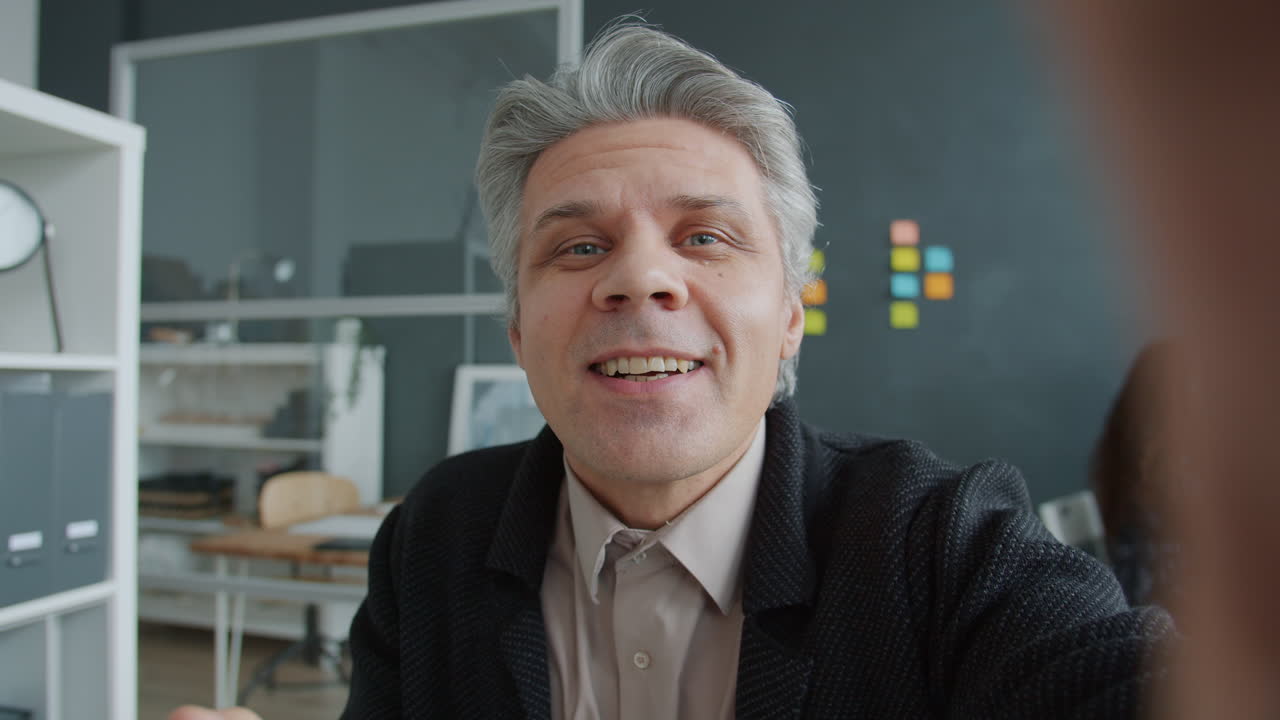 hombre de negocios en videoconferencia