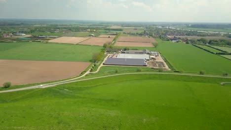 Vista-Aérea-De-Drones-De-La-Hermosa-Carretera-Y-El-Paisaje-En-El-Campo-De-Los-Países-Bajos