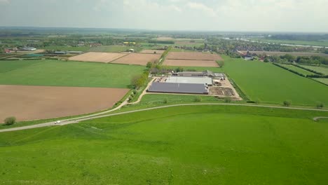 vista aérea de drones de la hermosa carretera y el paisaje en el campo de los países bajos