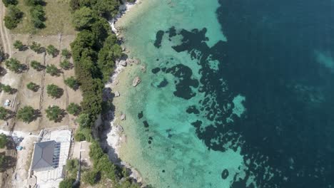 Drone-Se-Cierne-Sobre-La-Superficie-Del-Mar-Y-La-Tierra-De-Zakynthos,-Grecia