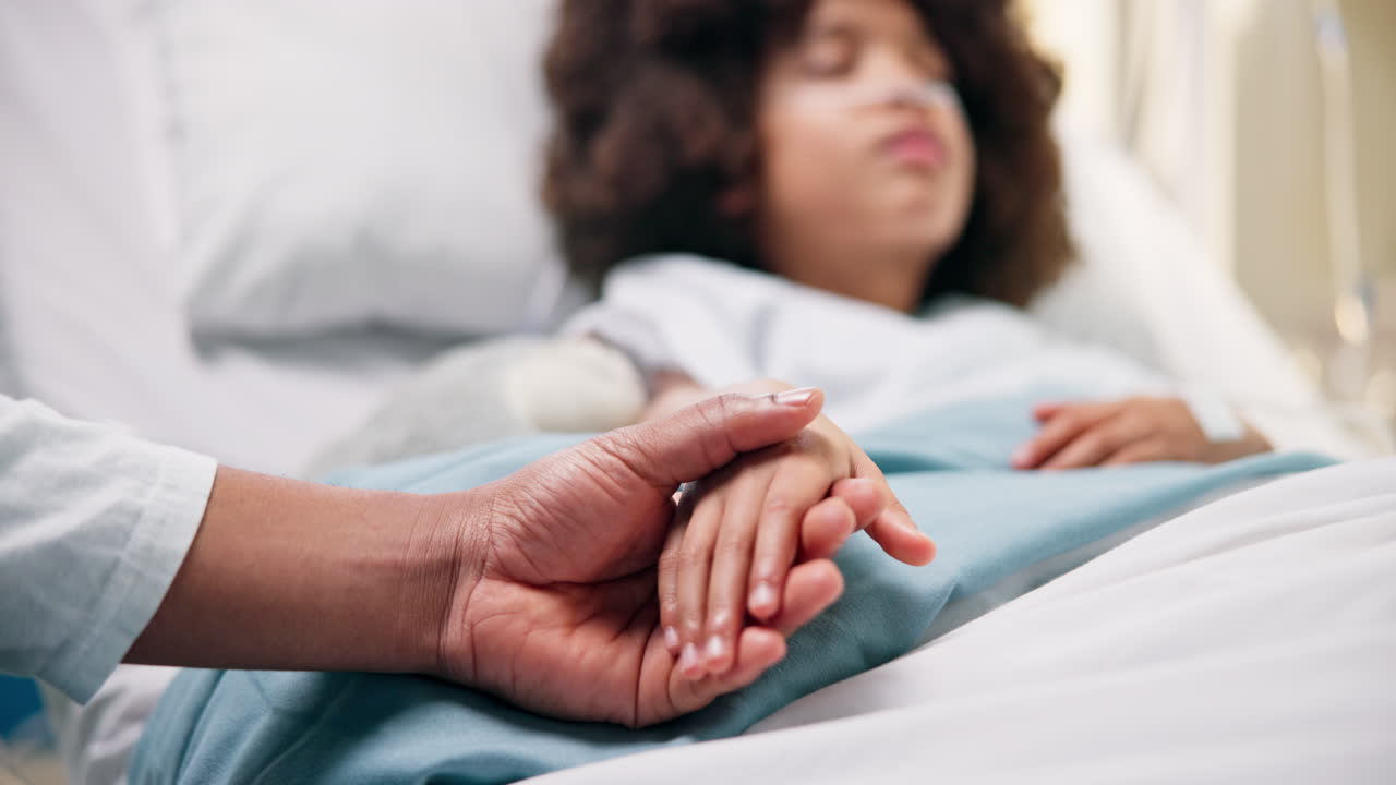 Piccolo paziente che tiene la mano in ospedale