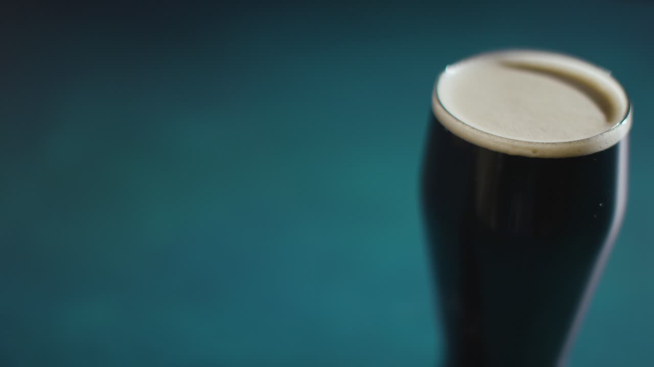 cerca de una pinta de cerveza negra irlandesa en vidrio para celebrar el día 17 de san patricio