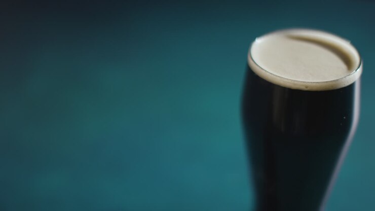 Primo piano di pinta di stout irlandese in bicchiere per celebrare il Giorno di San Patrizio 17
