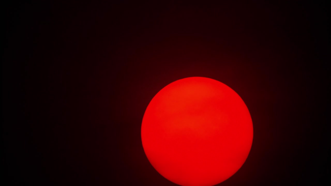 Esfera de sol rojo en esmog denso