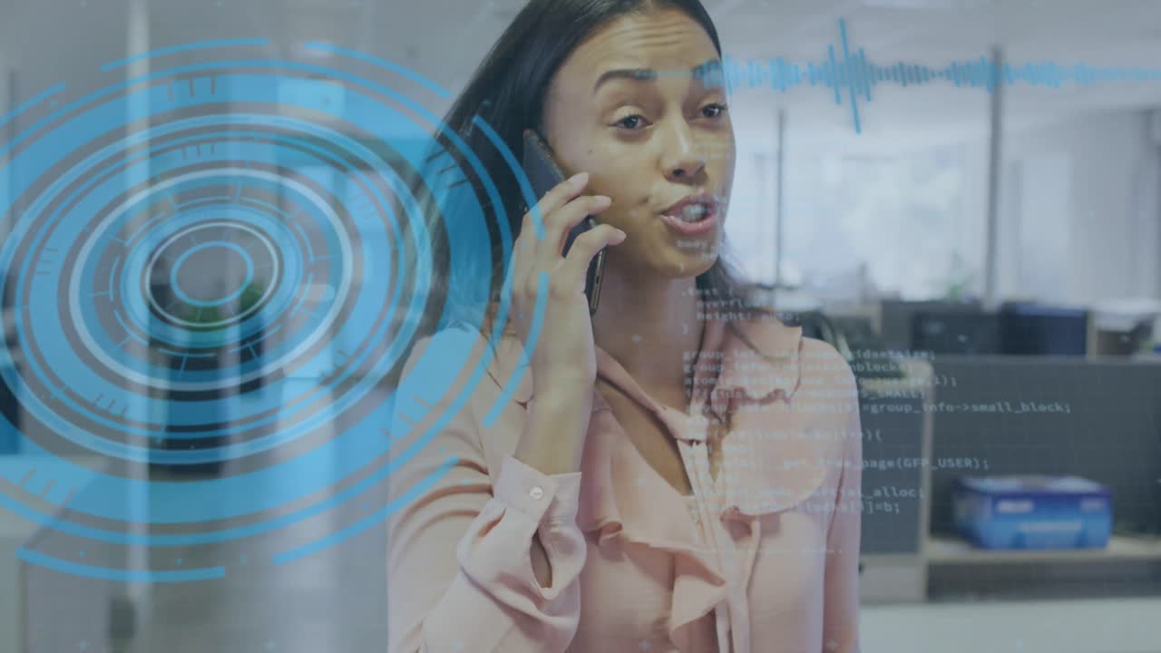 animación de procesamiento de datos con escaneo de alcance sobre mujer de negocios biracial