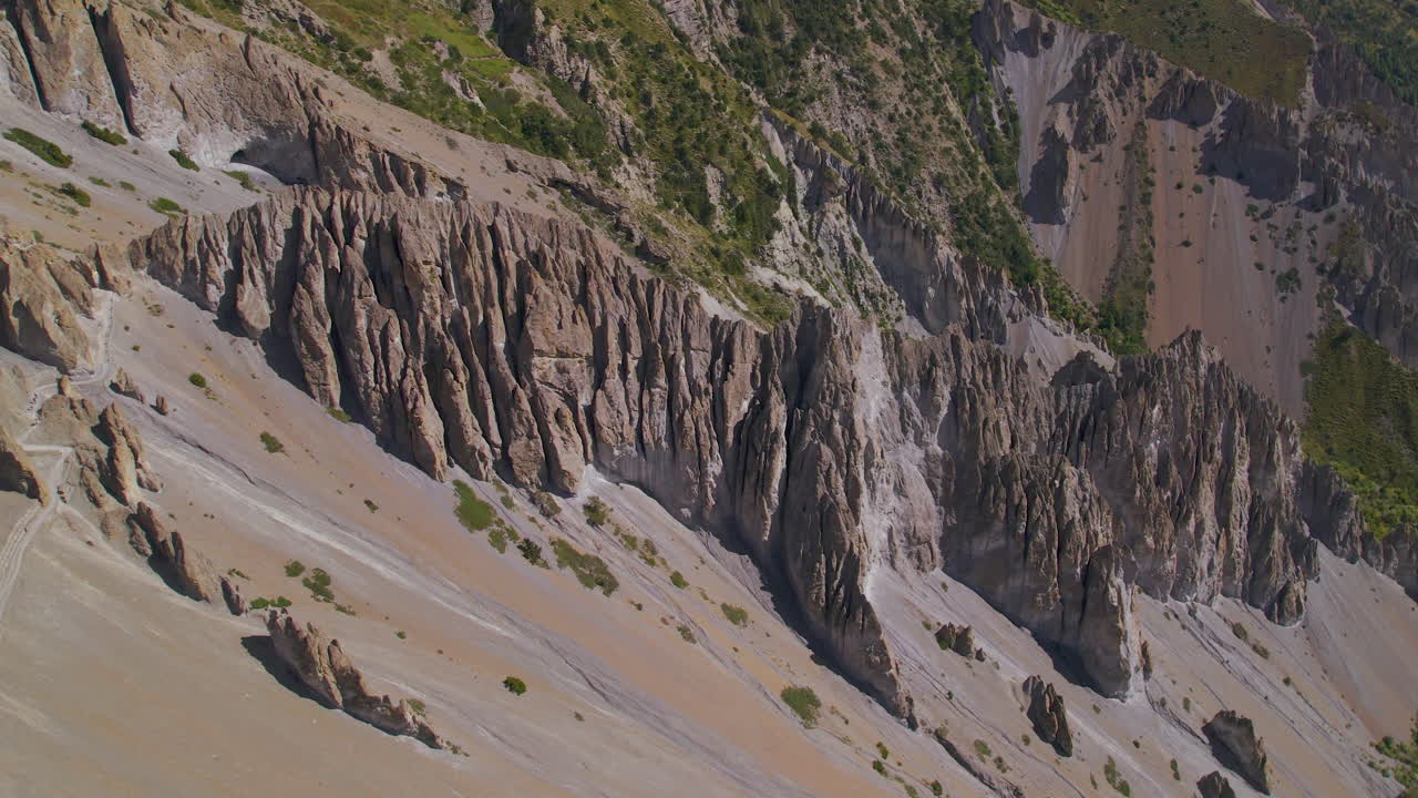 circuito de annapurna rico en estructuras únicas con colinas fangosas, aventuras nepalesas algas verdes disparado por drone 4k
