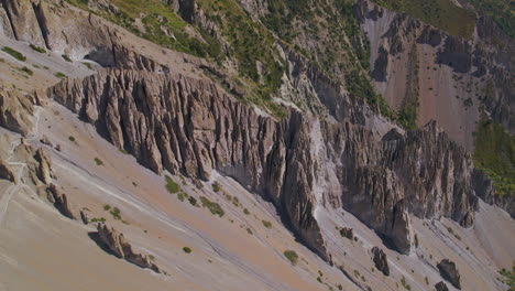 circuito de annapurna rico en estructuras únicas con colinas fangosas, aventuras nepalesas algas verdes disparado por drone 4k