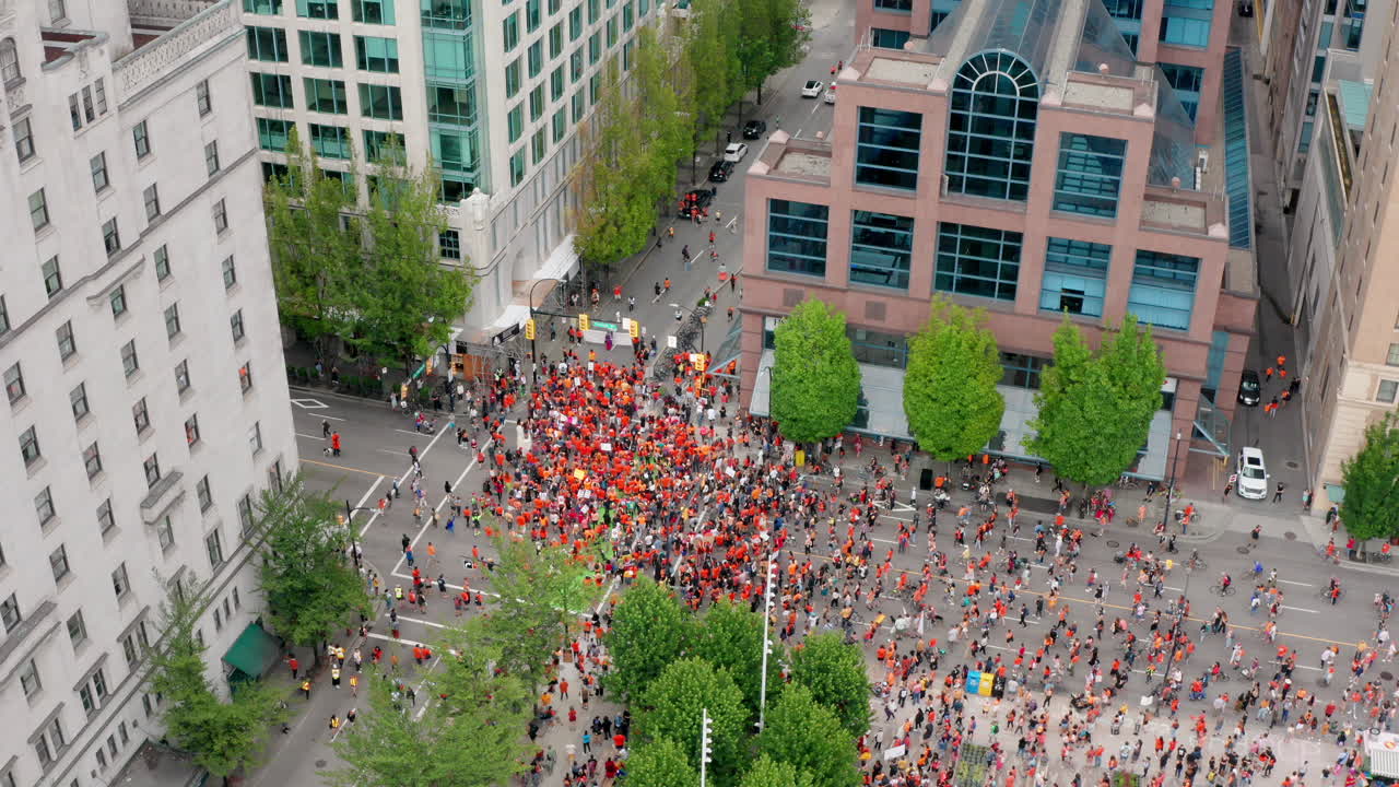 vista aérea de la protesta del día de cancelar canadá mientras los nativos marchan en el centro de vancouver bc canada