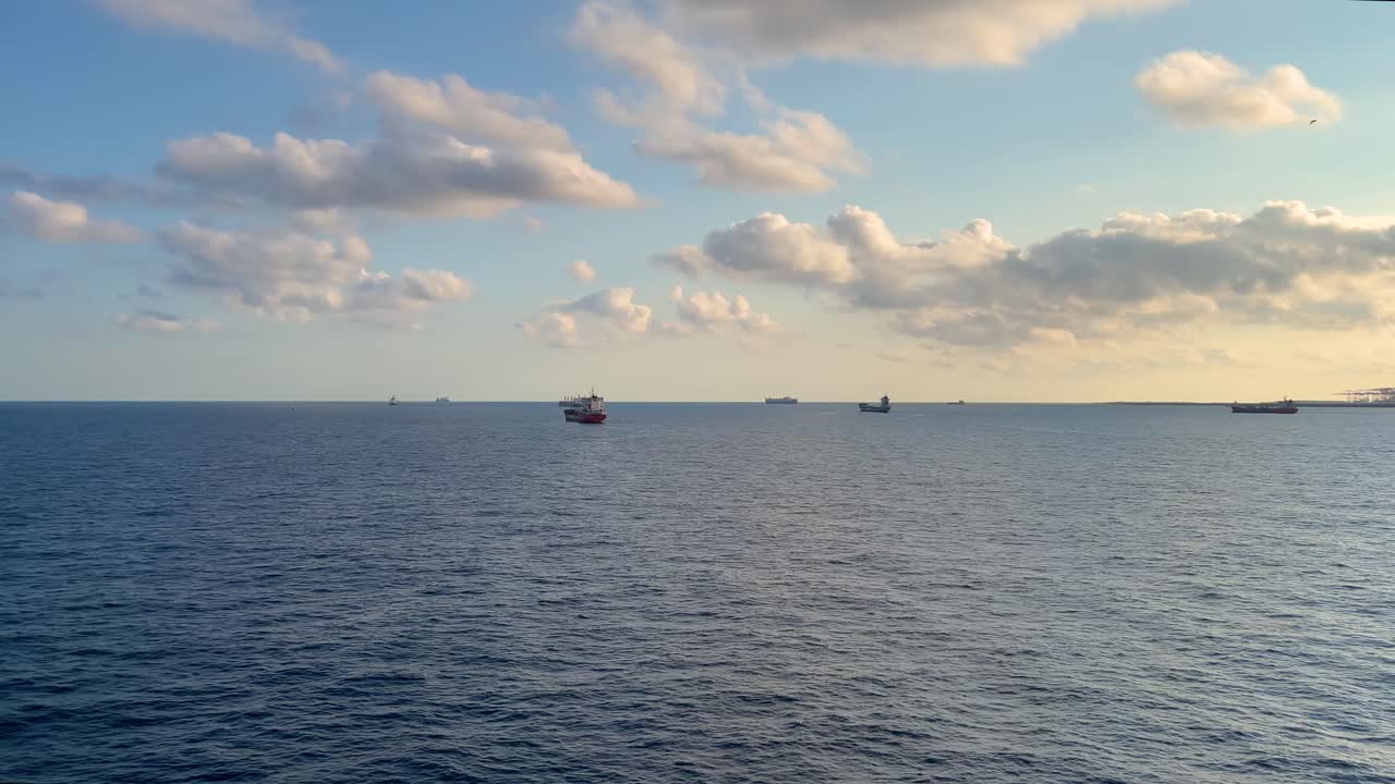 석양의 바르셀로나 항구 케이 라인 타워와 컨테이너 선을 싣는 크레인 여객 페리