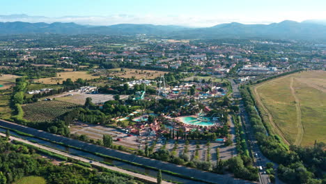 Parque-Acuático-En-Frejus-Toma-Aérea-Día-Soleado-Francia