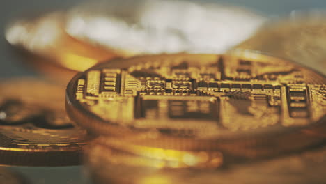 primer plano de bitcoin y monedas criptográficas