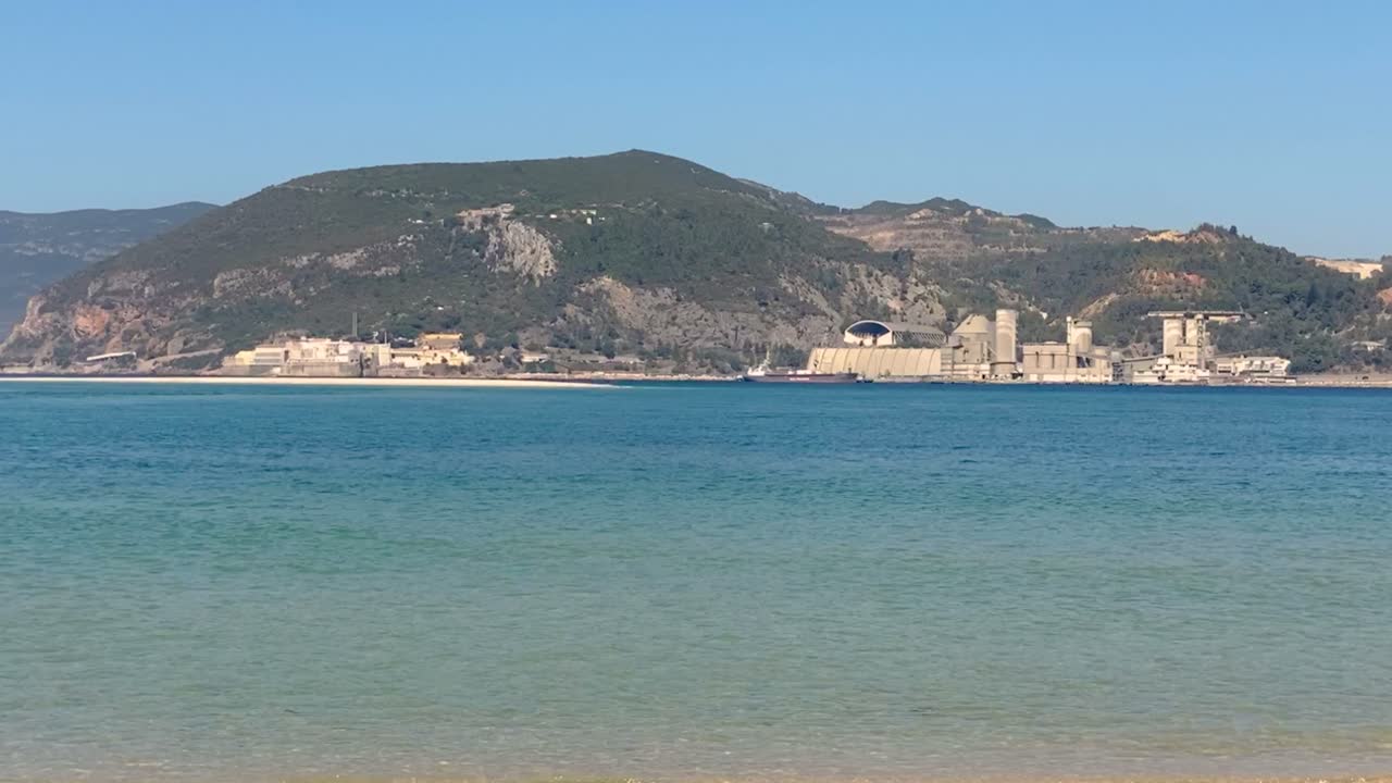 산을 배경으로 호수와 해안선이 있는 풍경