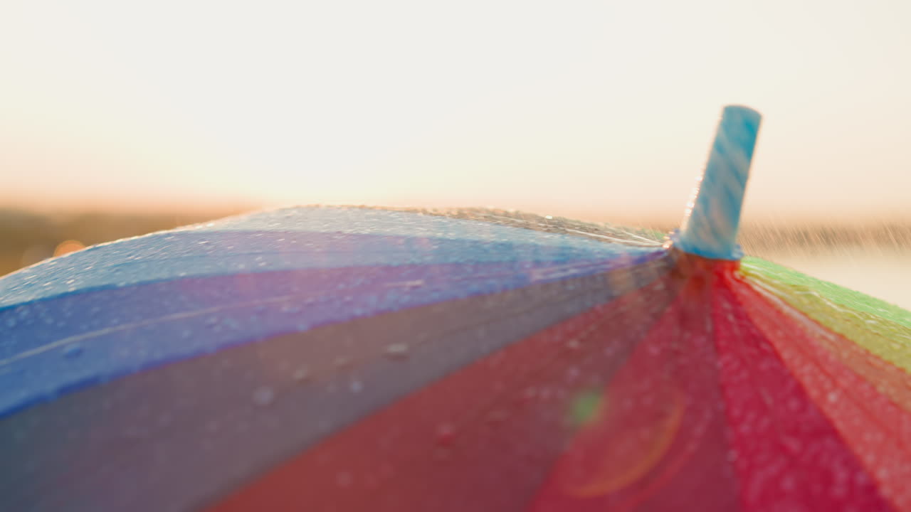 sombrilla colorida bajo la lluvia de primavera paraguas multicolores gira con gracia ofreciendo salpicaduras de