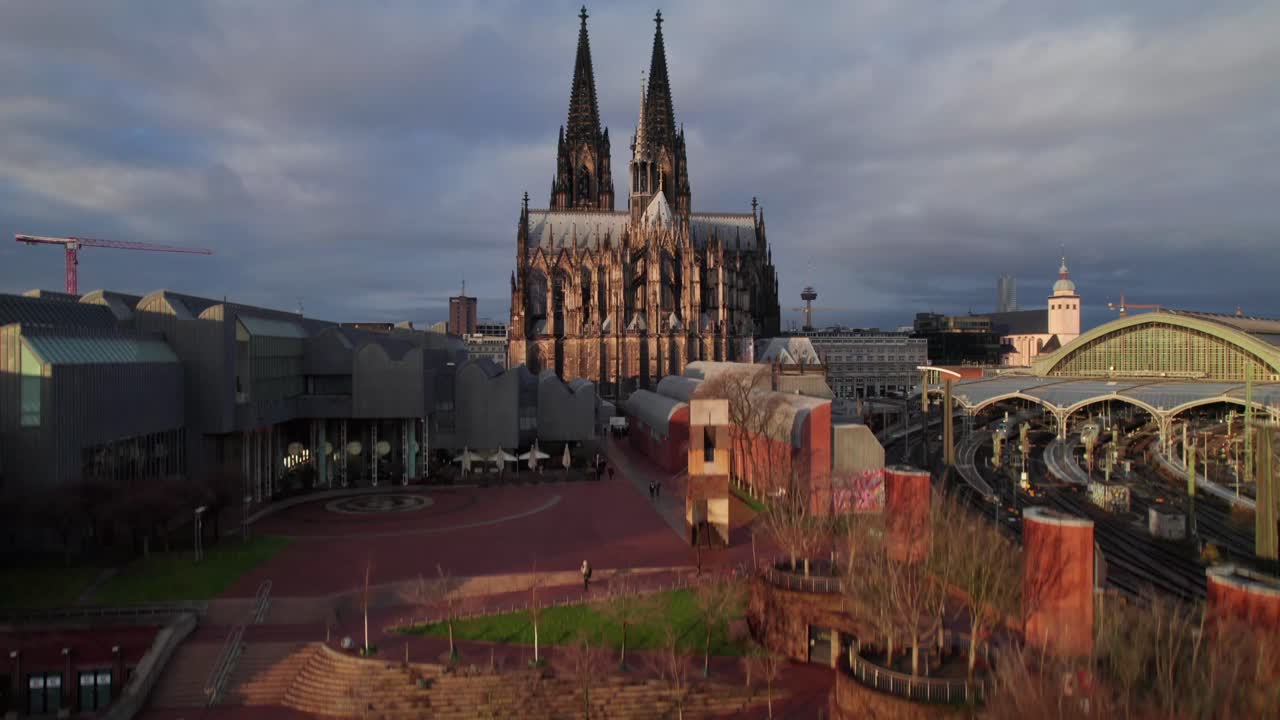 Stigende luftoptagelse af Kölner Dom-katedralen i Köln, Tyskland, 4K droneoptagelse
