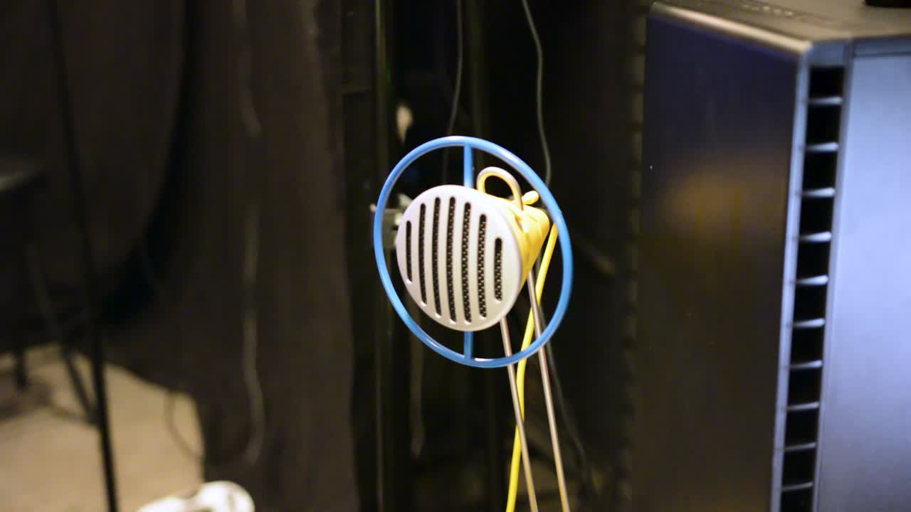 altavoz de audio en miniatura colgando