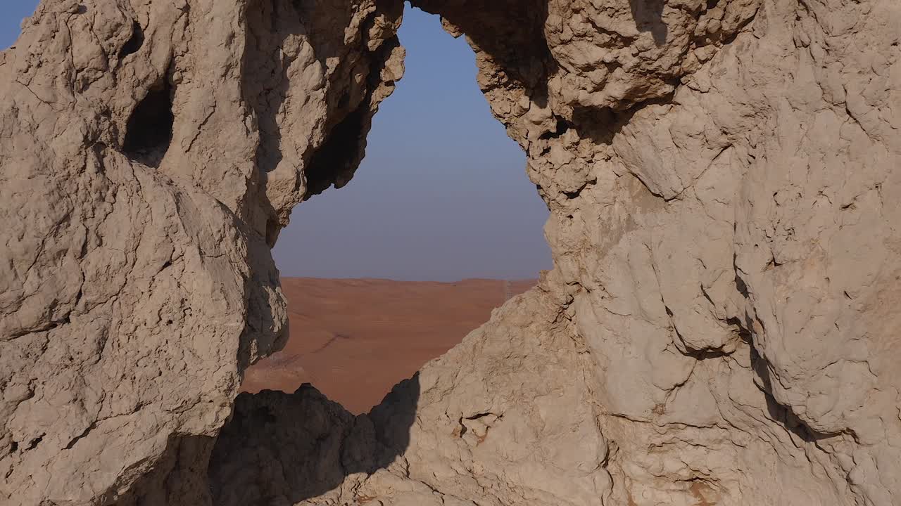 4K záběry z dronu, letecký pohled na náhorní plošinu Fosilních skal v poušti Mleiha s písečnými vlnkami, geologická krajina Sfingy v poušti s písečnými dunami ve Spojených arabských emirátech, videa z dronu.