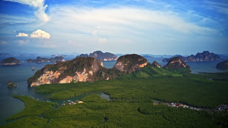 Hiperlapso-De-Hermosos-Paisajes-De-Montaña-Con-Nubes-En-Movimiento,-Aéreo