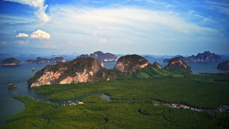 hiperlapso de hermosos paisajes de montaña con nubes en movimiento, aéreo